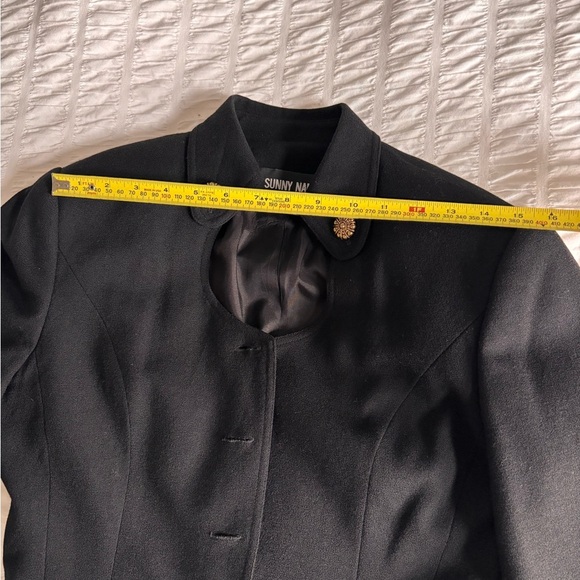 Elegant Vintage Black Blazer with Gold Accents - Picture 7 of 9